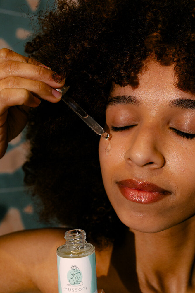 Application du sérum anti-taches Mussofi sur peau noire — formule brevetée
