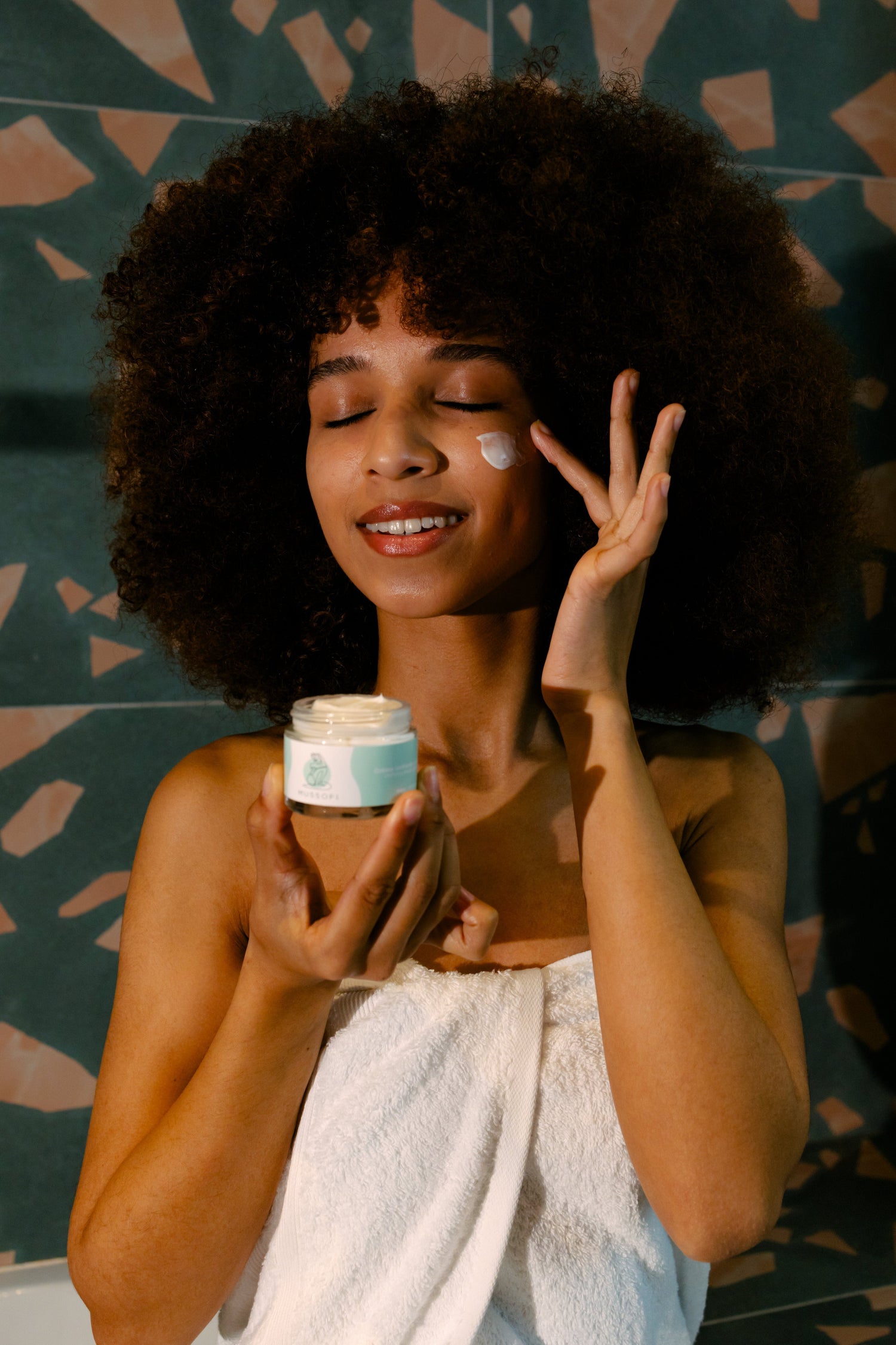 Protégée et Éclatante: L'Importance de la Crème Solaire sur Peau Noire - MUSSOFI