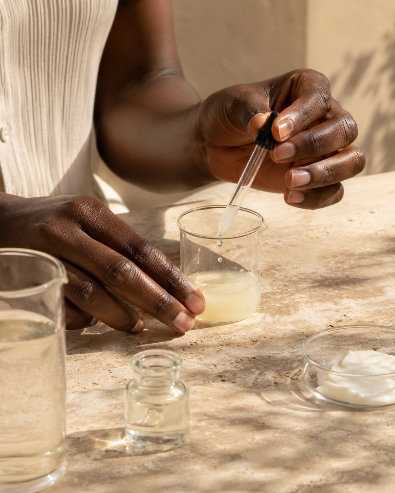 Chercheuse au microscope dans un laboratoire d'analyse cosmétique